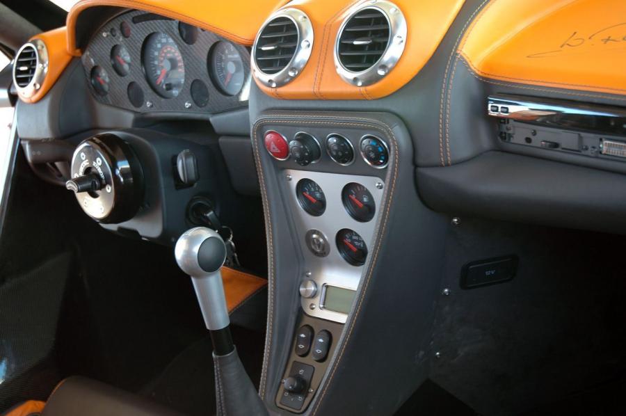 Детали интерьера Gumpert Apollo 2010 года  (фото 13 из 53)